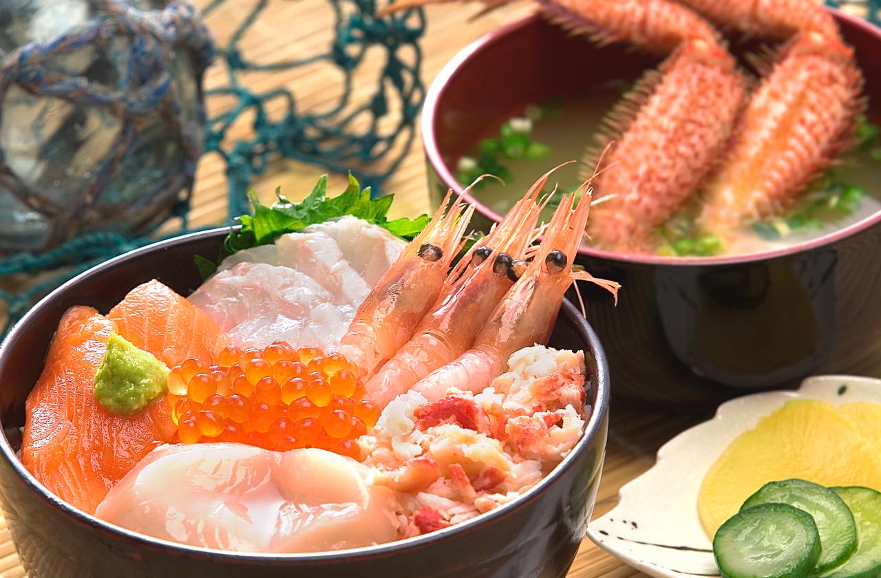 北海道の味覚といえばやはり海鮮丼。中でも網走のホタテは大きさの割に身が詰まっていて、生で食べるのが一番のおすすめ。
