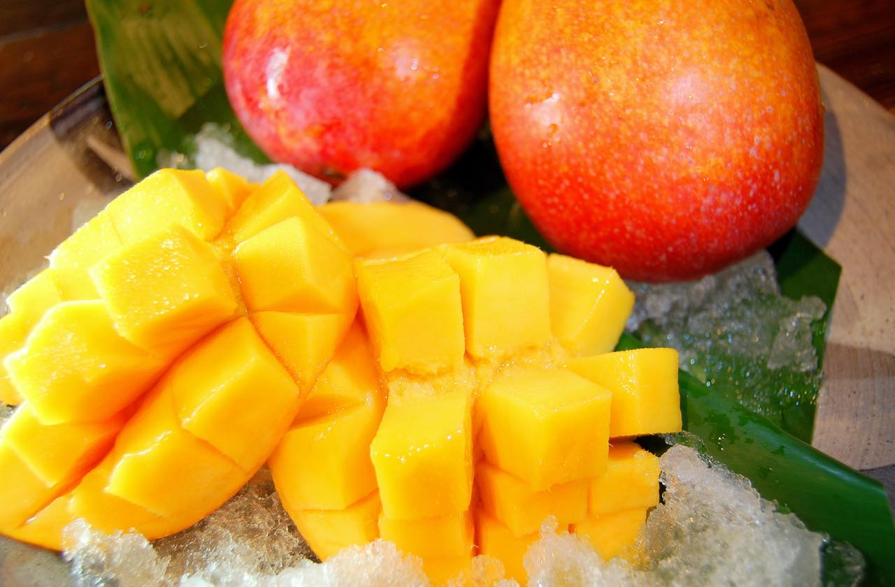 本土では高級フルーツの代名詞で知られるマンゴー。宮古島の個人商店では破格の値段で買えるのだとか。