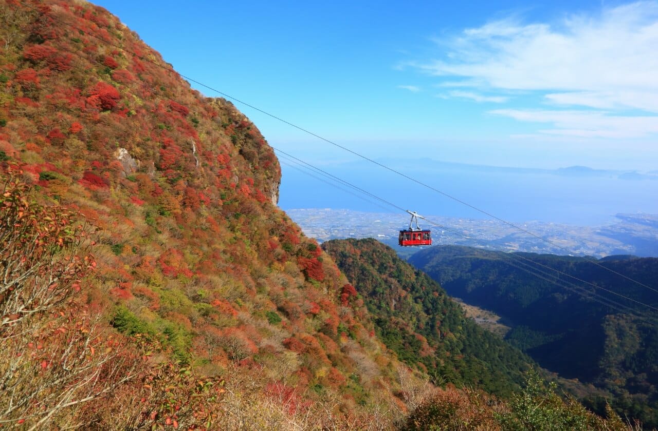 雲仙国立公園内にあるロープウェイ。標高1300mの妙見岳展望台からは運が良ければ雲海を臨むことも