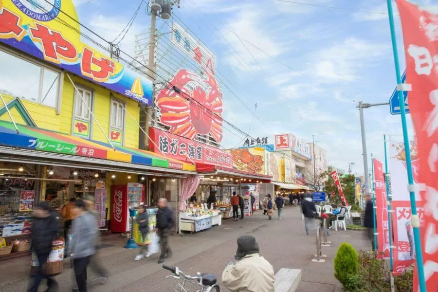 寺泊魚の市場通り。歩いているだけで浜焼きの香ばしい香りが漂ってきて食欲を刺激される。