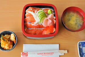ティカポ湖畔にある日本食レストランで食べたサーモン丼