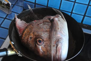 ゲストハウスのオーナーが釣ってきたタイの頭。