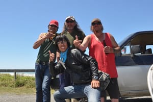 ビーチで海を見ていたら、ビールをくれたチョイワルオヤジ達。
