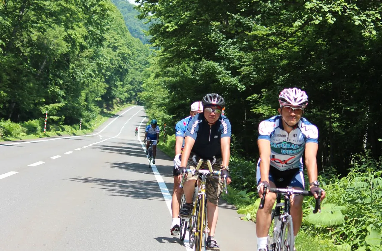 「オホーツクSea to summit」では約38km、標高差約700mのコースをバイクで疾走する。