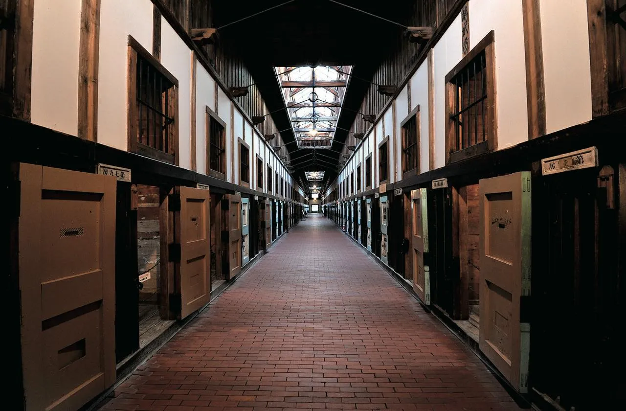 明治時代から実際に刑務所として使用されてきた建物を保存・公開している歴史博物館。日本最北端の刑務所としても有名だ。