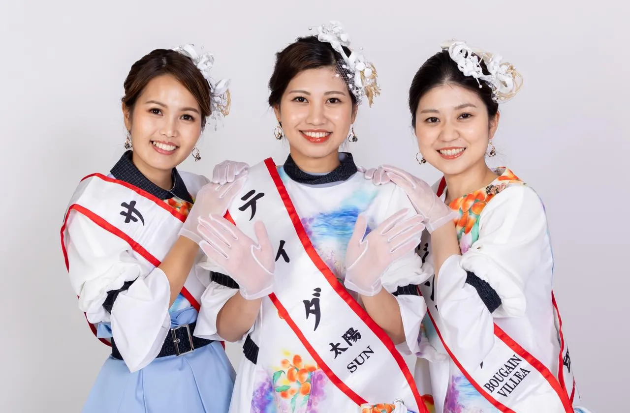 左から「ミスサンゴ」の久貝真里奈さん、「ミスティダ」の伊川実里さん、そして「ミスブーゲンビレア」の砂川愛莉紗さん。