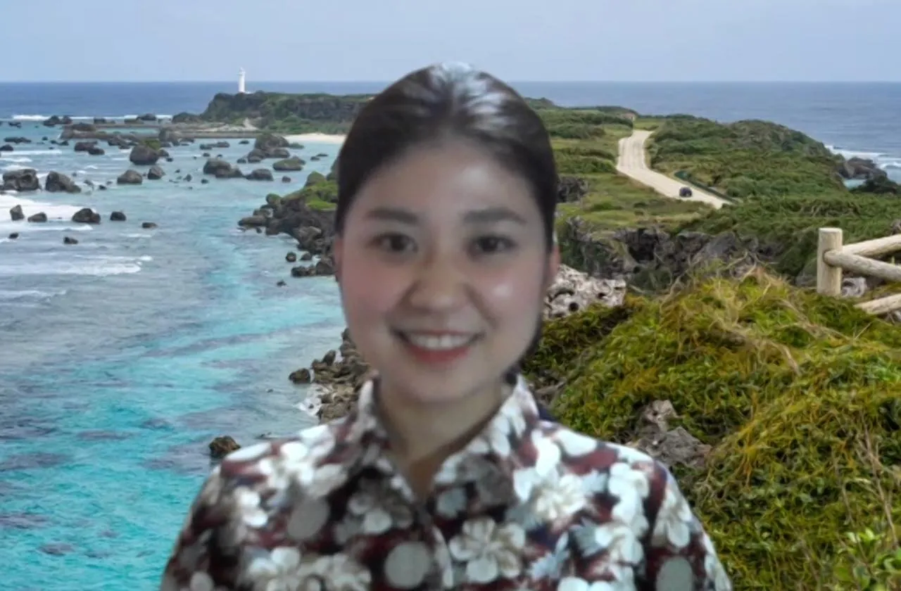 オンラインインタビューに答えてくれた砂川さん。背景の写真は東平安名崎灯台。