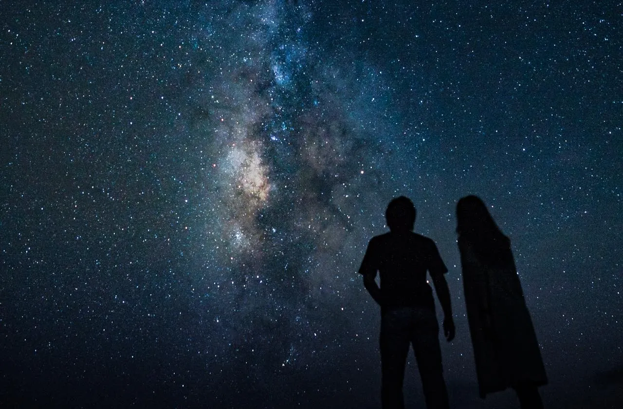 秋が訪れると能取湖の一部がサンゴ草で覆われ、山の紅葉とはまた違った美しさを見せてくれる。
