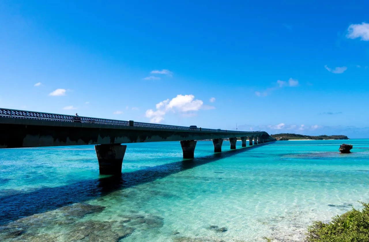 透き通るブルーが美しい池間大橋周辺のビーチ。上から見ても透明度は抜群！