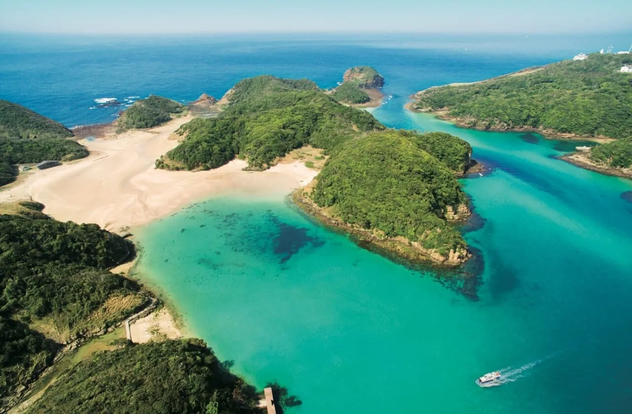 壱岐・辰の島（無人島）を遊覧するクルーズ船は3月〜11月の期間定期運行されています。
