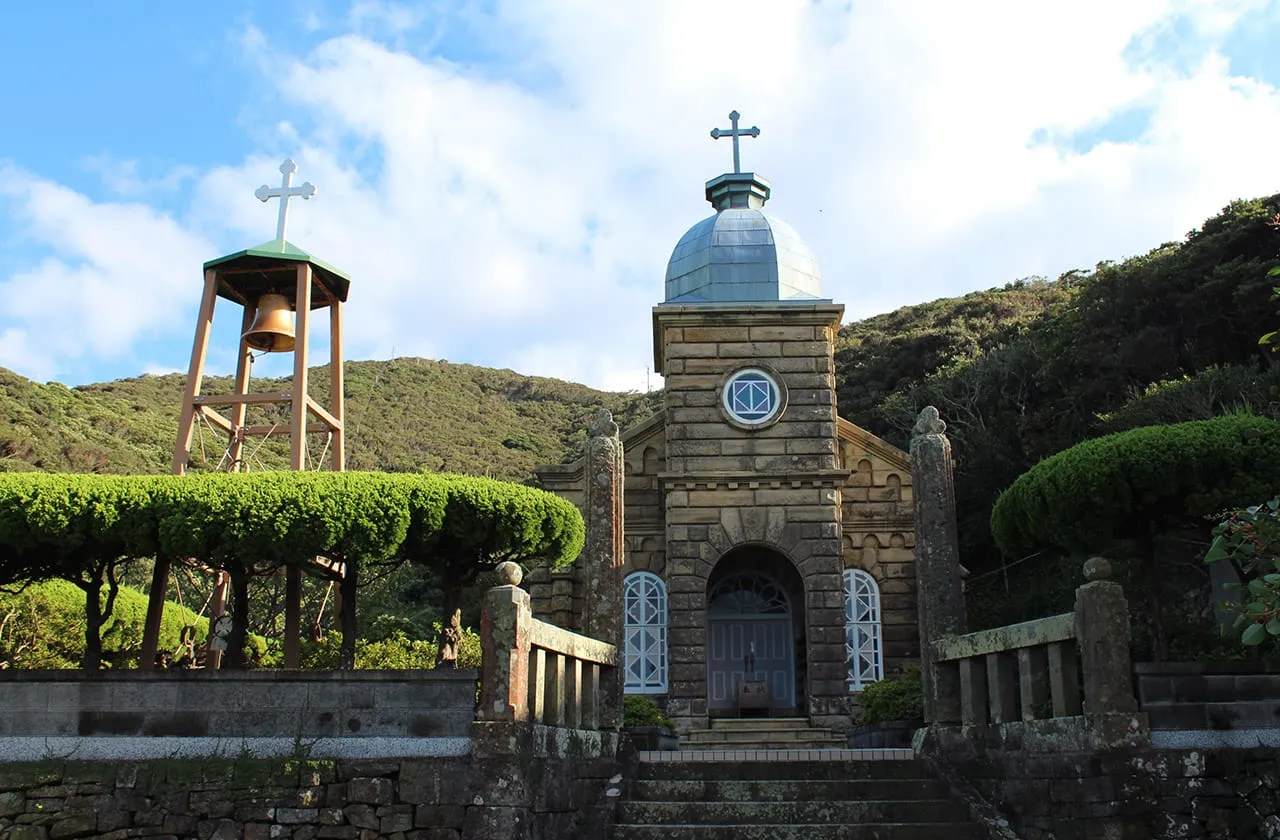 上五島にある「頭ケ島天主堂」。訪れる際は事前連絡を。内部の見学も可能（ただしミサや葬儀の時間は除きます）