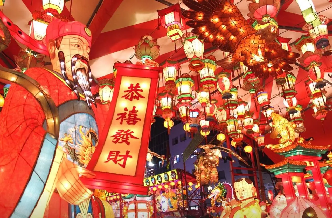 夜になると鮮やかにライトアップされるランタンとオブジェ。オブジェは10mほどの巨大なものもあります。