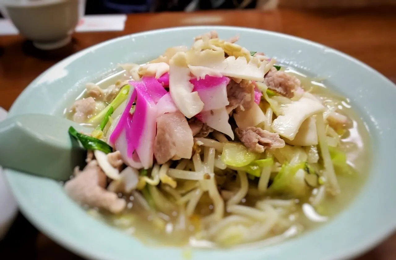 「ちゃんぽん」という言葉自体に「さまざまな物を混ぜる」という意味があり、まさに長崎の文化を象徴しています。