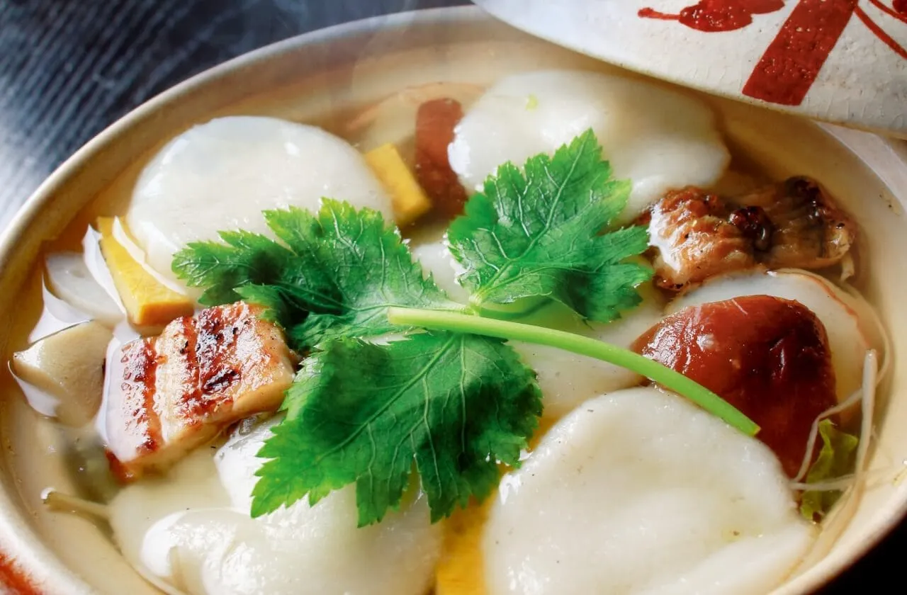 「島原天草一揆」または「島原天草一揆（島原の乱）」で知られる天草四郎や農民たちが、栄養を取るために食べた雑煮が起源と言われています。