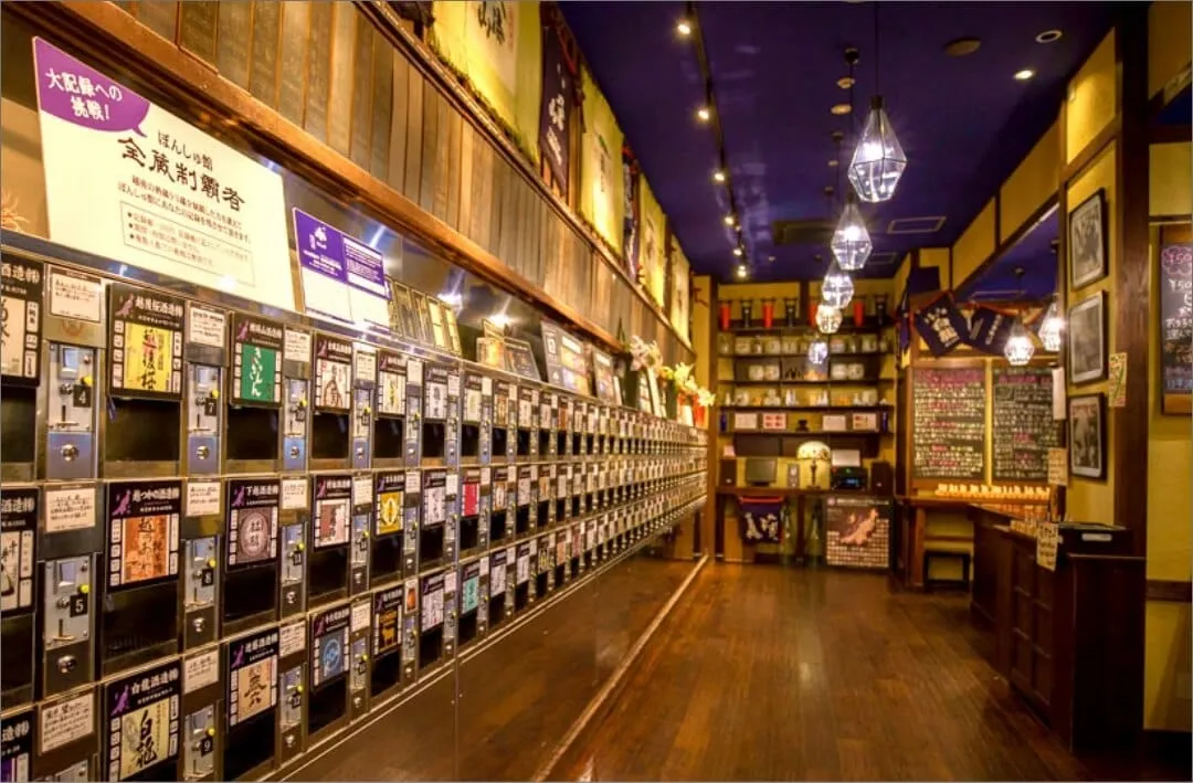 新潟駅構内のぽんしゅ館に並ぶ唎き酒マシーン。メダルを投入し、お好みの銘柄を試飲。気に入ればその場でお土産購入も可能。