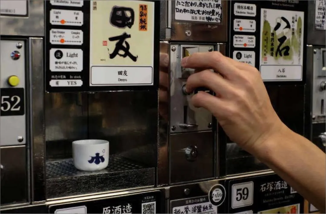 新潟駅構内のぽんしゅ館に並ぶ唎き酒マシーン。メダルを投入し、お好みの銘柄を試飲。気に入ればその場でお土産購入も可能。