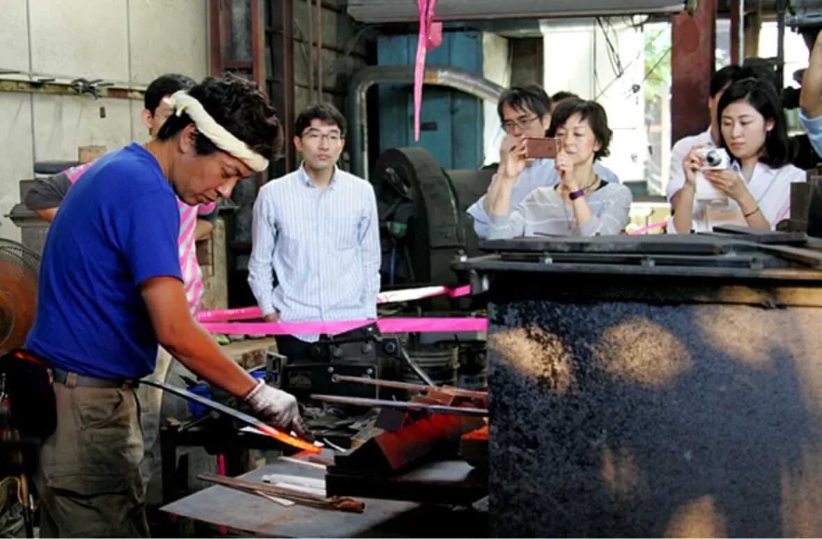 燕三条のものづくり現場では製造過程を一般に公開。その様子を見学したり、体験できたりする。