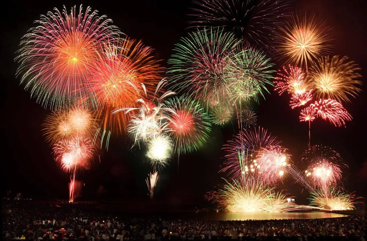 柏崎は日本海に面した広大な会場で、尺玉100発一斉打ち上げなどスケールの大きい花火が特徴。