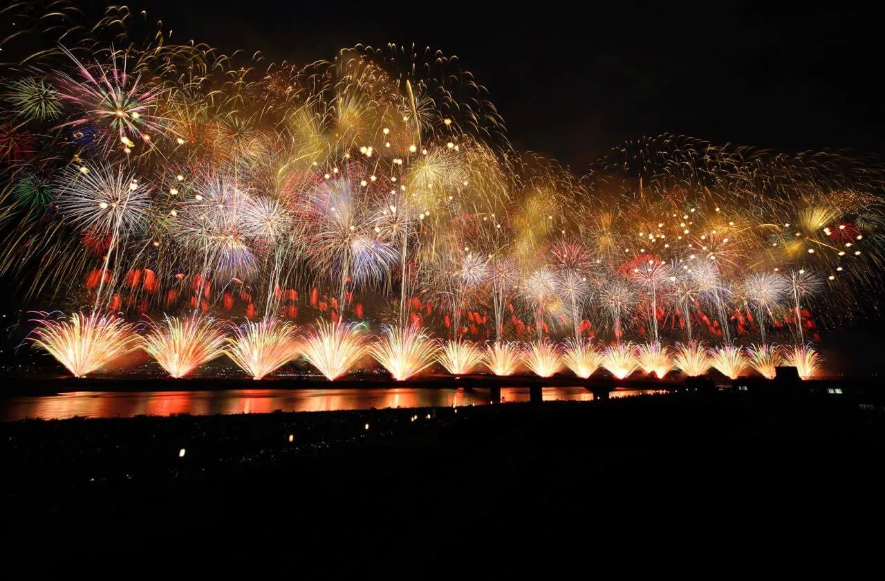 県内最大、日本でも5本の指に入る規模の長岡。正三尺玉や全長2kmにおよぶフェニックスなど花火の種類も豊富。