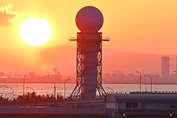 空港内に巨大サッカーボール?!