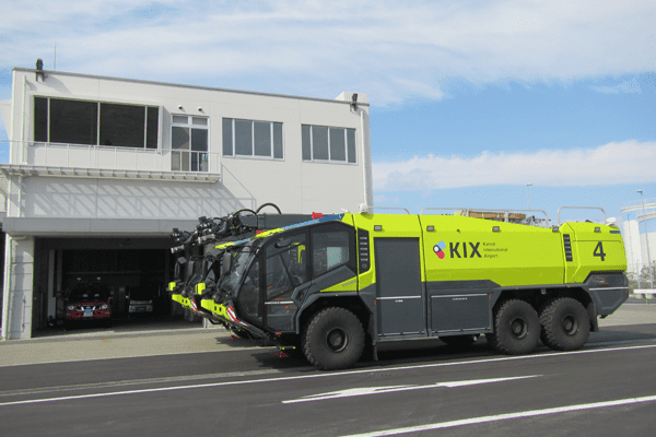 日本ではとてもめずらしい黄色い空港用化学消防車がある?!