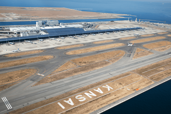 関西国際空港の滑走路の両端に描かれている「06」「24」という数字はなあに?