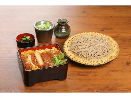 炸猪排饭与蒸笼荞麦面的套餐