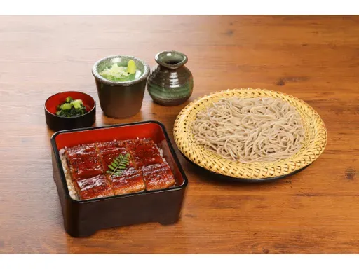 鳗鱼饭与蒸笼荞麦面的套餐