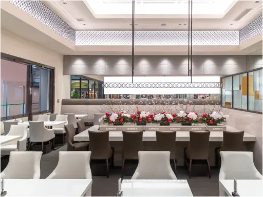 除了豐富的餐廳菜品外，還有麵包和蛋糕等可供外帶