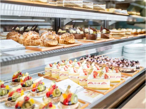 除了豐富的餐廳菜品外，還有麵包和蛋糕等可供外帶