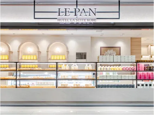 除了豐富的餐廳菜品外，還有麵包和蛋糕等可供外帶