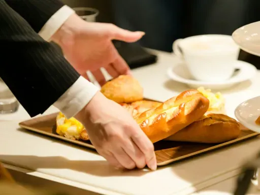 除了豐富的餐廳菜品外，還有麵包和蛋糕等可供外帶