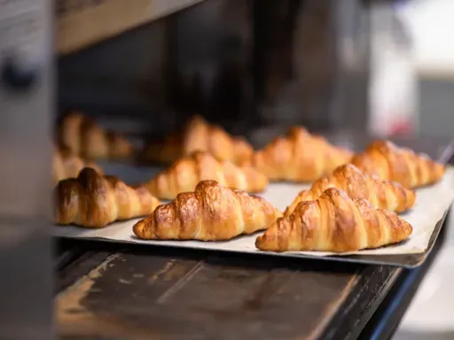 每一個都由烘焙師精心烘焙的麵包與甜點
