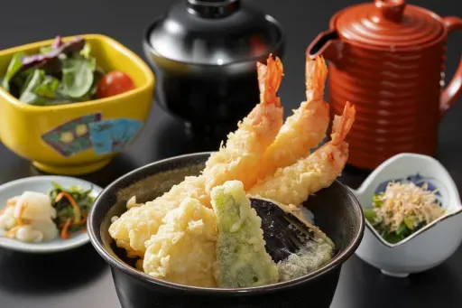 「花里」(Hanazato)引以为傲的大虾天妇罗盖饭套餐