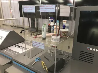 プレパレーションエリアの禁止品・制限品サンプル展示、放棄BOX